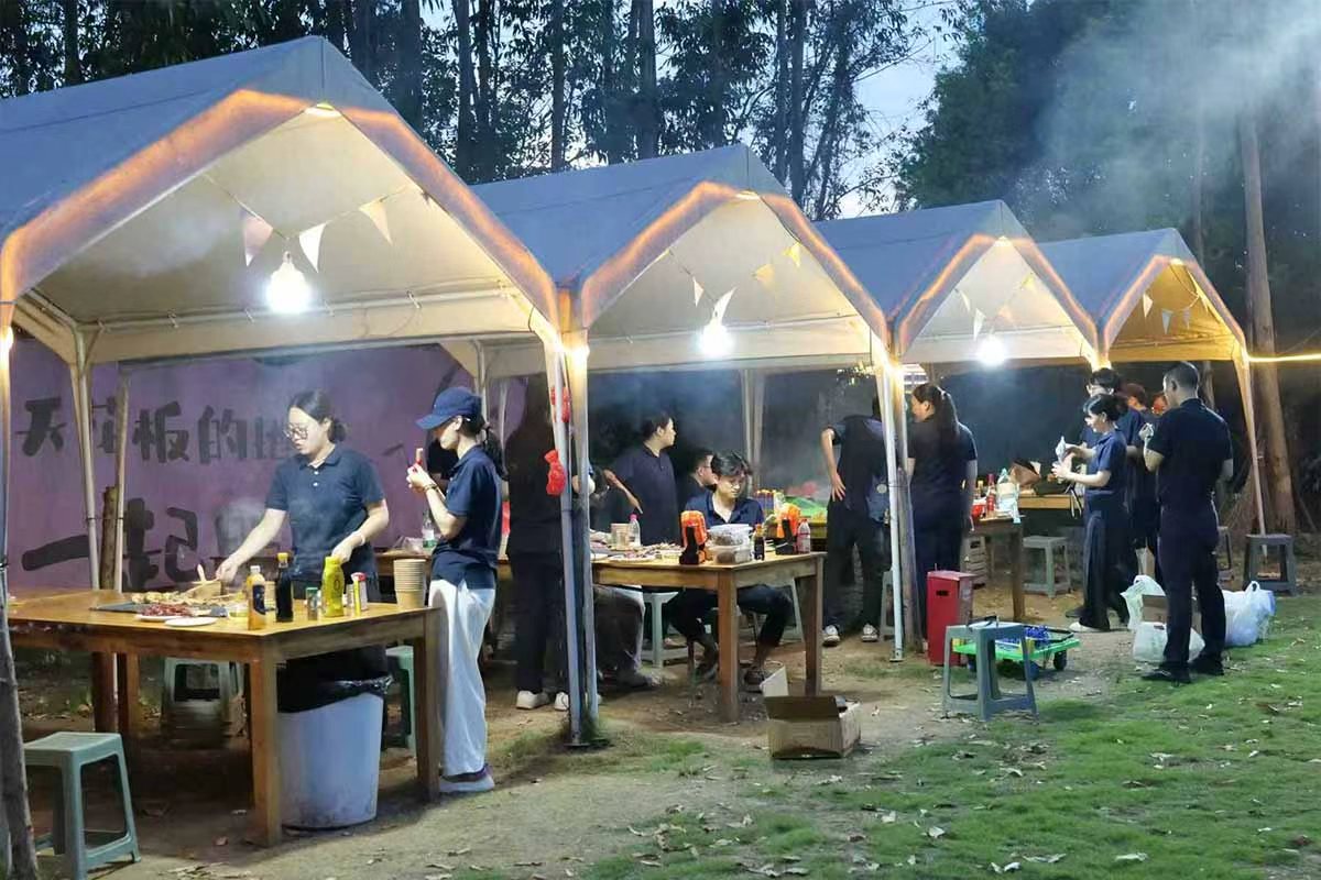 华体会签约ac米兰欢乐田园团建:烧烤飘香间,共筑团队情(图4)