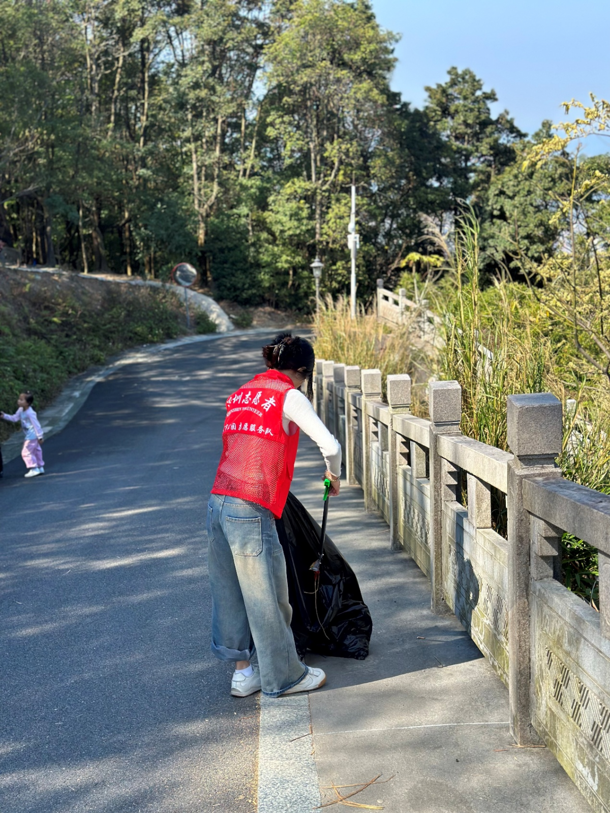守护绿水青山,华体会签约ac米兰环保袋义工点亮阳台山(图2)