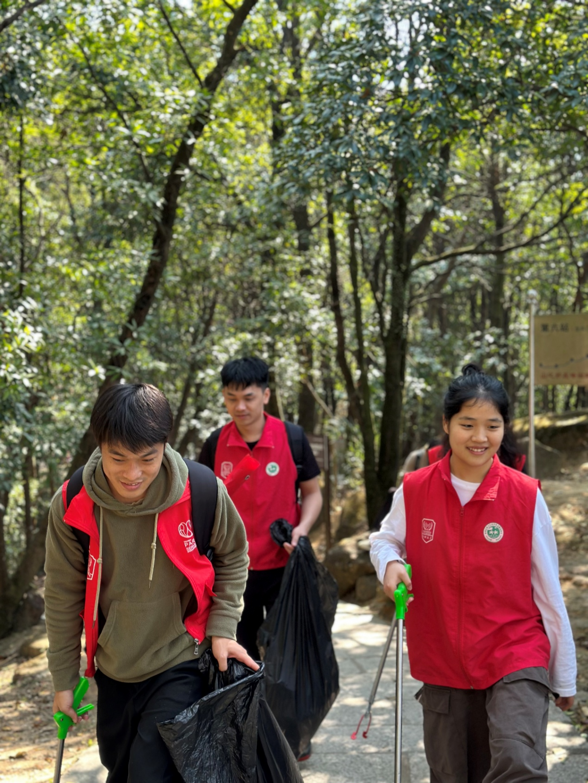 守护绿水青山,华体会签约ac米兰环保袋义工点亮阳台山(图3)